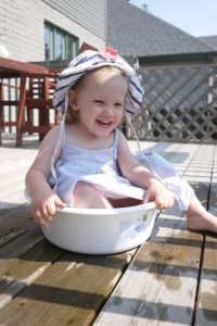 Pour aller s'assoir dans une bassine pleine d'eau, là elle garde sa couche!