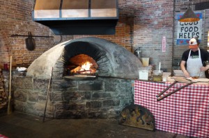 Le four à bois de la pizzeria