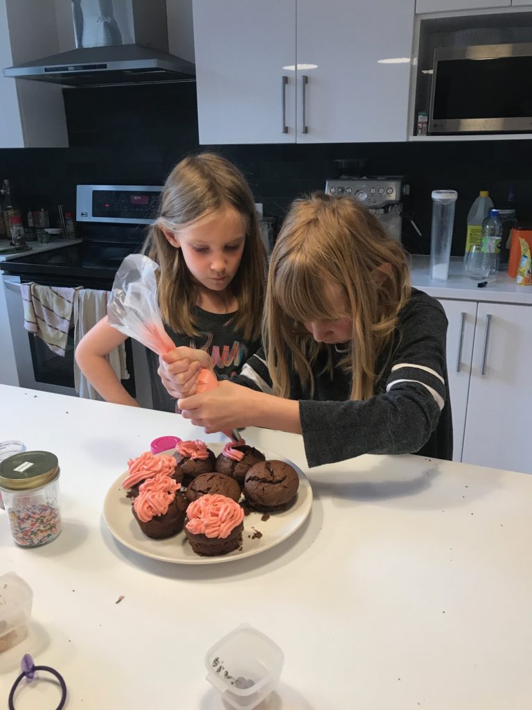 Gâteau Barbie n°3 - Cupcakes en folie et autres douceurs